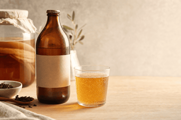 Kombucha servida en un vaso: cuánto alcohol contiene